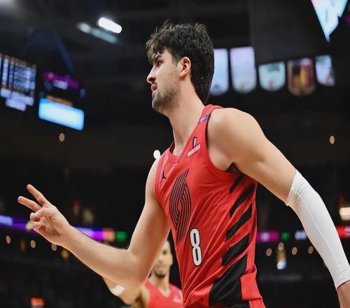 定海神针！首秀21+4，带队时隔5年重返季后赛，绿军后悔放弃他吗