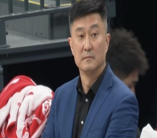 官方：杜锋突发不适已经就医，今晚由助教拉科维奇暂代指挥