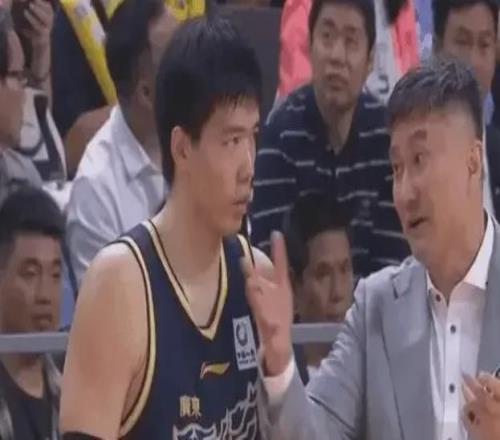 啊！杜锋突发不适！2米11内线回归广东队