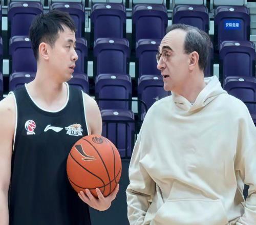 辽鲁老朋友见面其乐融融!赵继伟与邱彪热聊,高诗岩欢迎母队作客