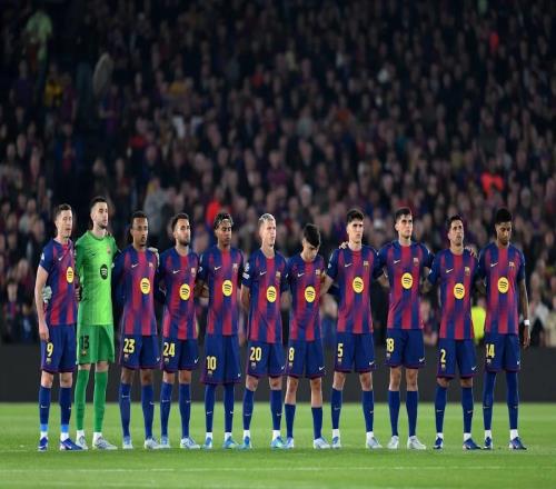 巴萨19岁中卫被禁赛仍随队出征,弗里克这招藏了3年