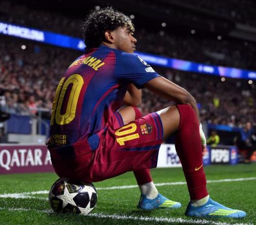 巨星范！巴萨欧冠出局18岁亚马尔没哭：安慰全队昂首离开