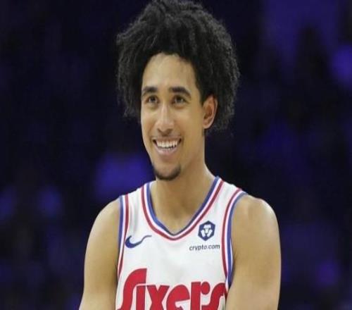 魔仙哥的排面，76人将在今天对阵雷霆的比赛中致敬麦凯恩