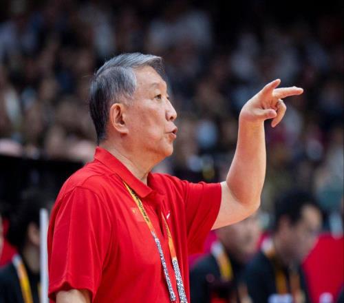 宫鲁鸣出手了!中国女篮大换血,19人名单出炉,两大名将被弃用