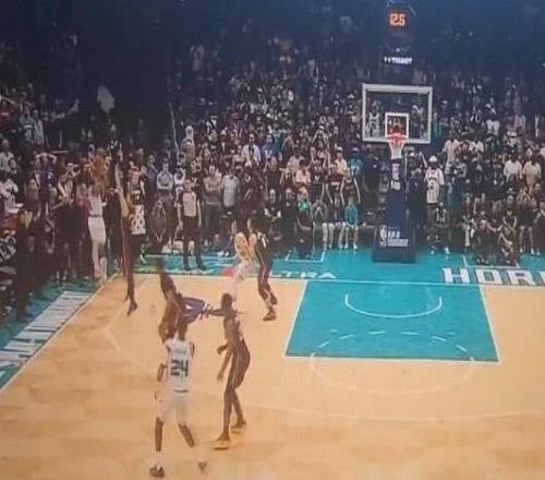 神仙球,科比怀特接球后仰三分命中助黄蜂追平热火