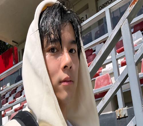 原来他是李明的儿子，长得帅在中超4分钟进一球，真是虎父无犬子