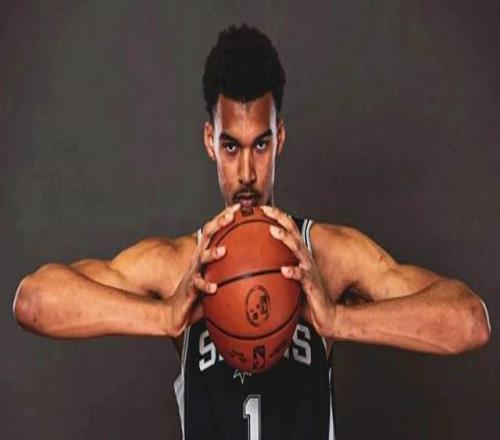 文班亚马三连盖帽王+DPOY，这防守历史独一档