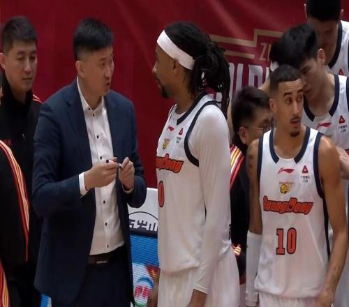 曝广东男篮裁掉麦考尔，两大两小备战季后赛，萨姆纳伤病有些严重