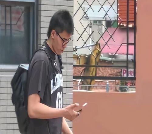 打破离队流言！焦泊乔现身广东男篮新发型抢镜有望客场战山西