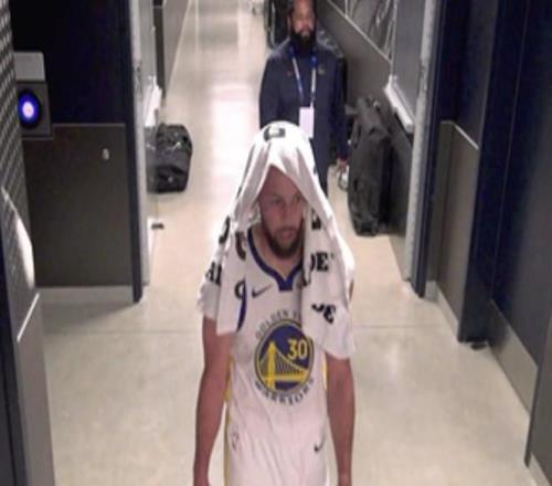 虚惊一场,库里首节返回更衣室后重回替补席