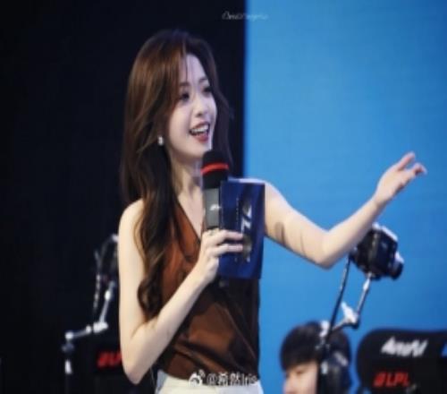 主持人希然分享照片：依赖在花园里生长