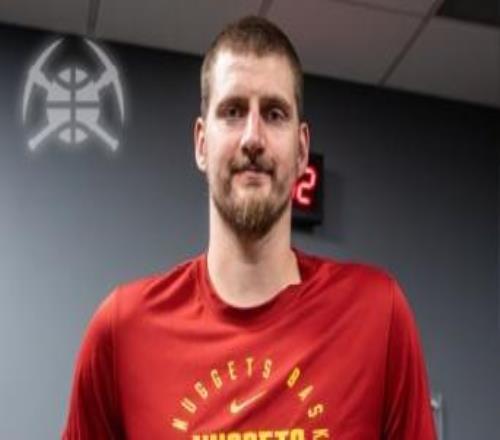 约基奇领奖时女儿在场，奖杯变玩具