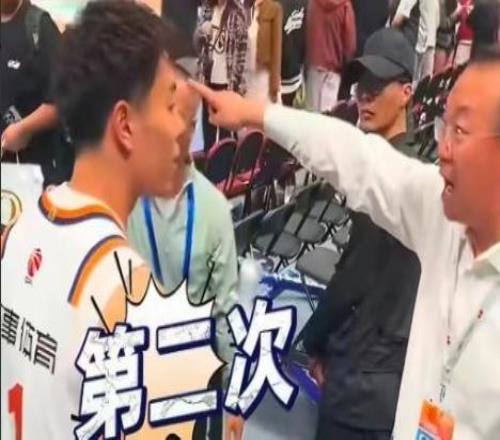 还原真相：推搡阻挡李添荣之人非北京首钢人员系场馆工作人员