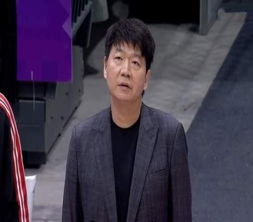 4连败，山东男篮一蹶不振陶汉林13+13独木难支落后邱彪无奈苦笑