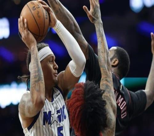 76人力克魔术挺进季后赛！班凯罗疯狂打铁+失误