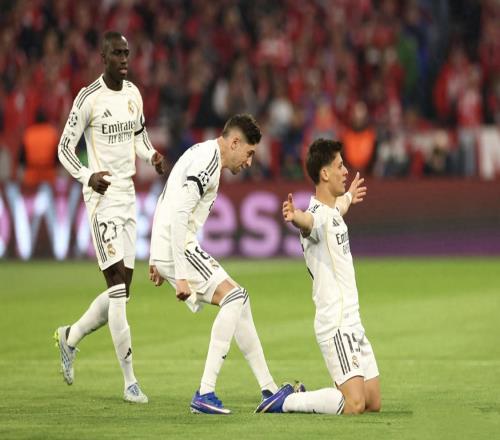 43！欧冠进球大战，皇马突然断电，5分钟丢两球，拜仁64进四强