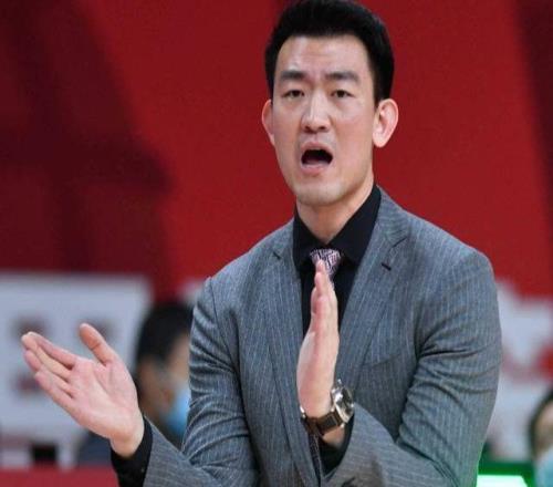 怒了王博不满布朗被吹犯规冲进场内,裁判夺权王博微笑鼓掌离场