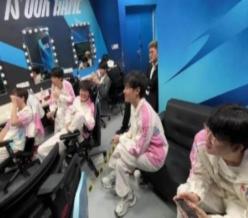 BLG发布对阵TES赛前视频：依旧沉浸式解说观赛镜子里还有个丹尼