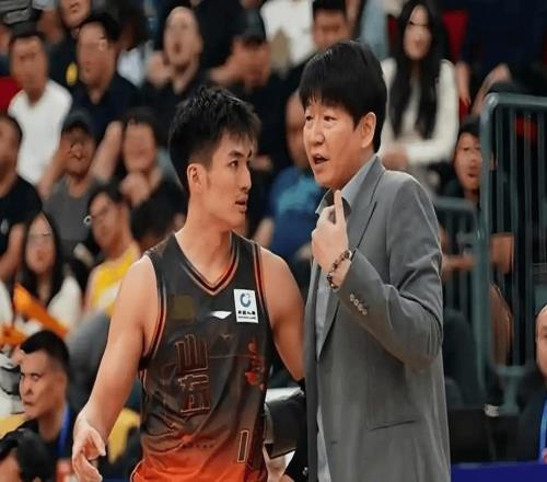 不想不知道,一想很奇妙,于德豪才是山东男篮四连败的最大赢家