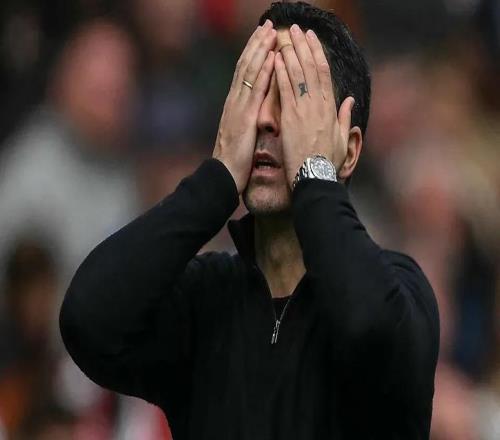 周末足坛十张图：嘲讽、绝杀与无声的团结