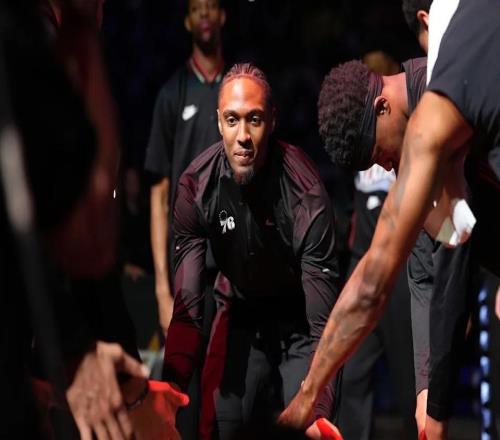 76人残阵出战附加赛:恩比德缺阵后的阵容实验