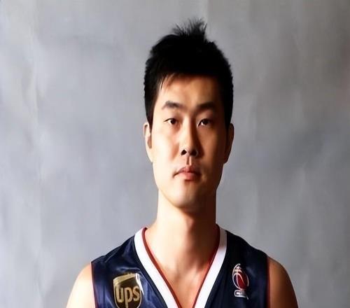 手握8个CBA冠军，娶了美艳娇妻，如今定居广东，他已是大学副教授