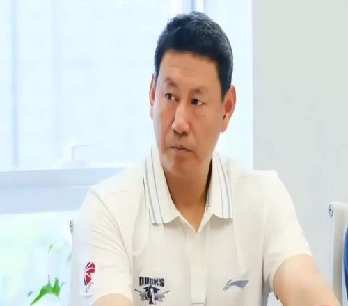 真要取代许利民李楠复出首秀，场边认真做笔记，对周琦主动出击