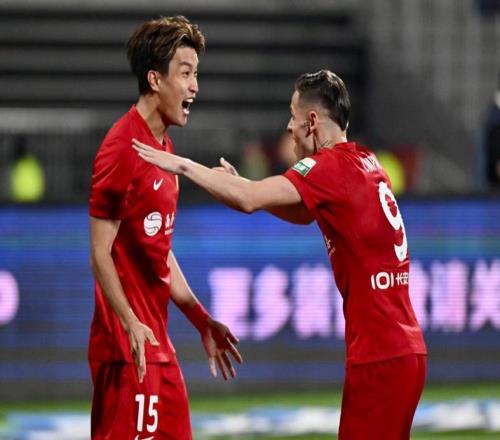 重庆球迷飘了！想夺冠了排队给范总道歉刘建业以为前两名保级