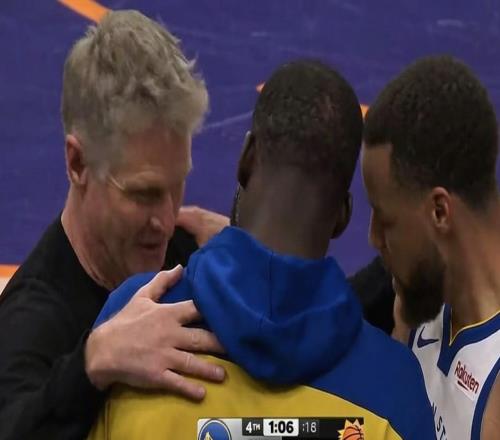 意味深长的拥抱，勇士赢球无望，科尔与库里&追梦相拥致意