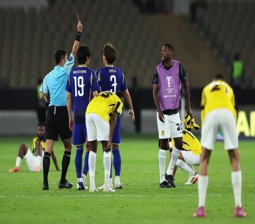 输不起沙特国脚亚冠出局后冲撞马宁+狂骂！遭中超金哨红牌驱逐