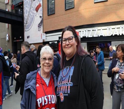 活塞主场17年首胜球迷赌上全部假期