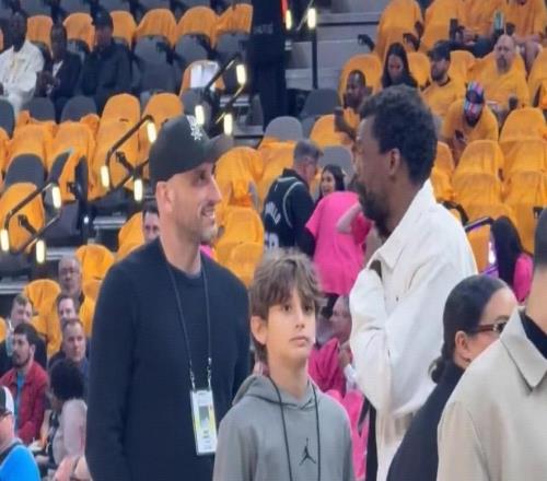 个子也不矮！文班亚马父亲在场边和吉诺比利畅聊