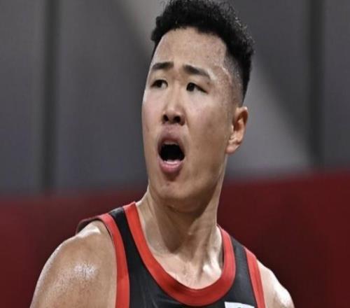 贺希宁：今晚没能上场心里挺难受，季后赛要带领球队走得更远