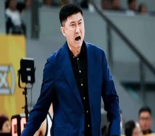 你可是国字号啊！7投1中+4犯规+假摔，解说：篮框都让他砸歪了