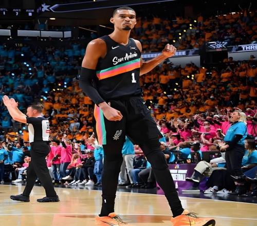 文班季后赛首秀35分创纪录：乔、科、库、詹呢