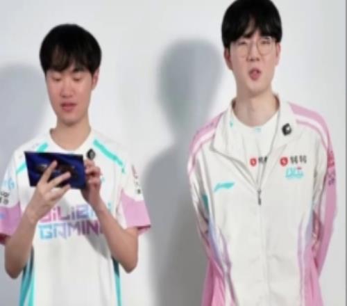 Knight：觉得TES现在状态非常好，有机会的话一起进季中冠军赛