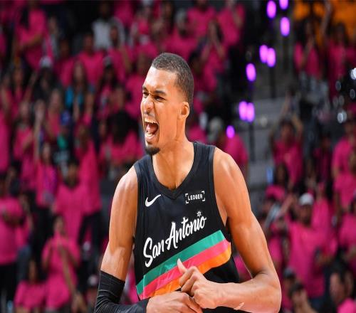 轰35分+5记三分！2米24文班刷爆纪录超越邓肯：隔人空接太炸裂