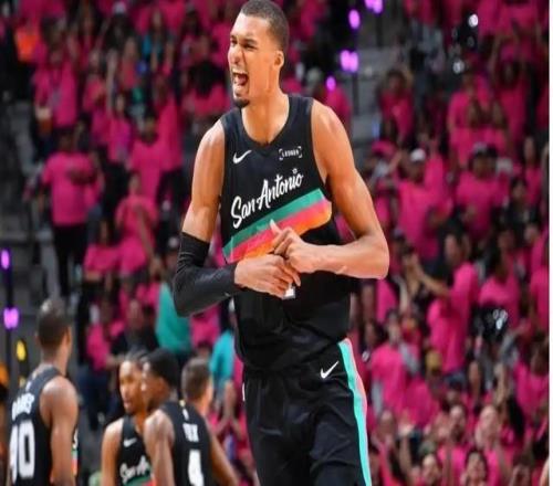 马刺胜开拓者赢下“黑马之争”马刺形成了全方位碾压