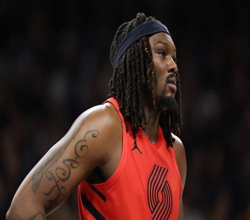 先发中锋的表现一塌糊涂，开拓者应该增加替补中锋的出场时间