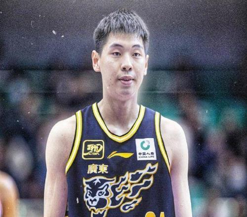 尴尬崔永熙表演扣篮惨遭外援马昆杜血帽,被摁翻四仰八叉倒地不起