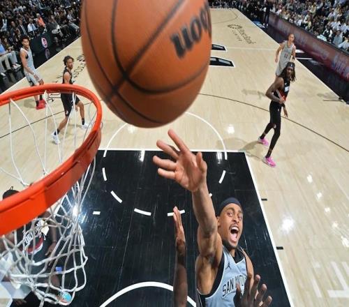 马刺季后赛首战：文班亚马的第一次大考