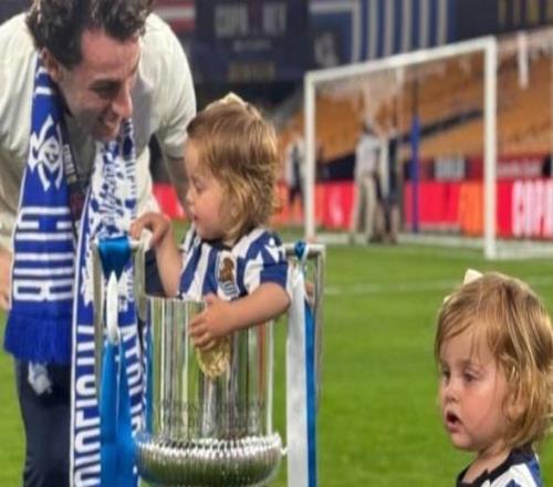 还能这么玩，奥德里奥索拉夺冠后把女儿塞进了国王杯奖杯里
