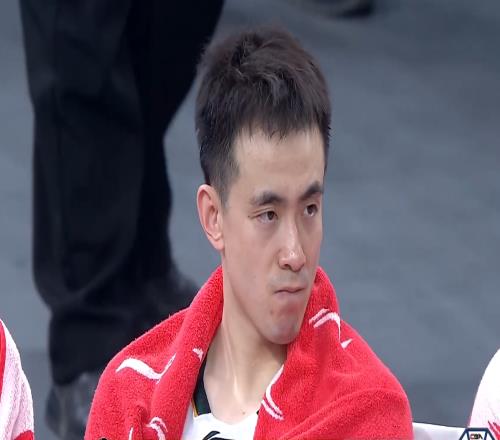 CBA一夜爆3门惨案！继伟怒喷辽篮，广东锁定第5，季后赛剩4个悬念