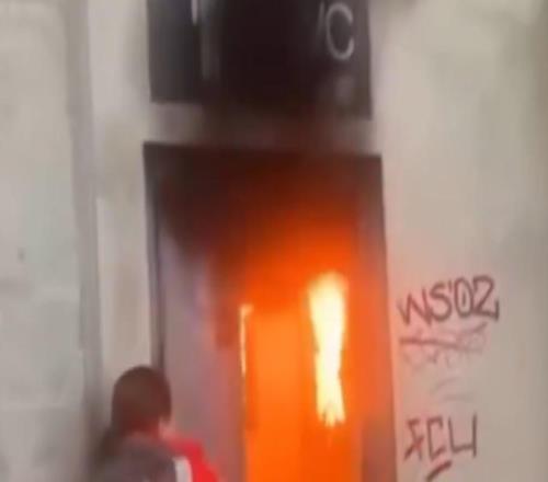 场面确实“火爆”，不莱梅对汉堡比赛后不明人士在球场厕所纵火