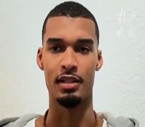 历史首位全票最佳防守球员！文班亚马斩获“奥拉朱旺奖”