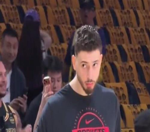 起立致敬詹姆斯申京：我站起来是因为要掏口袋，和他没关系