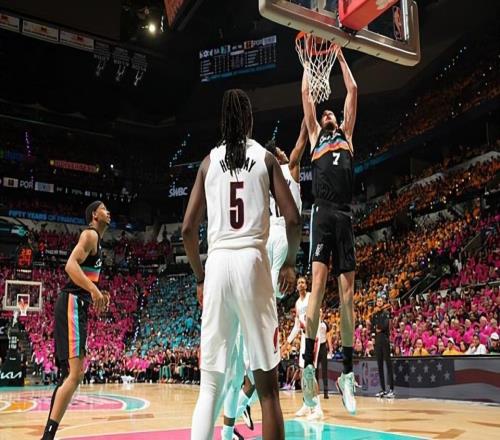 14分钟内拿下10分，马刺替补中锋能够在季后赛中起到不小的作用