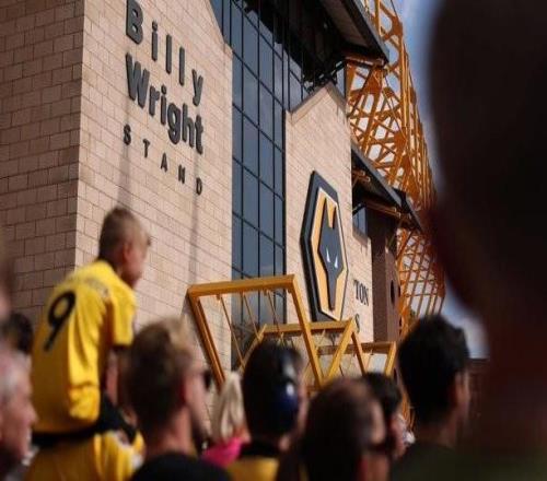 狼队整个赛季都处在降级区，为61年来英格兰顶级联赛首队