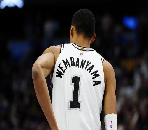 文班重伤！马刺一战连伤3人，开拓者爆冷复仇11追平，探花轰31分