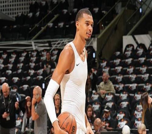 Shams：文班亚马进入脑震荡保护协议，提前退出对阵开拓者的G2